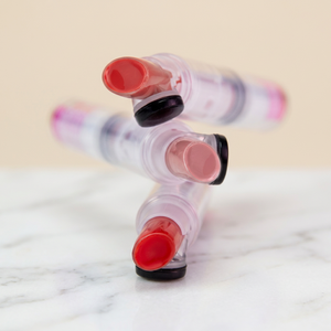 Baume à lèvres essentiel lissant aux baies rouges, avec couvercle à clip pour une application facile et une couleur intense, usage quotidien - Product Image 1