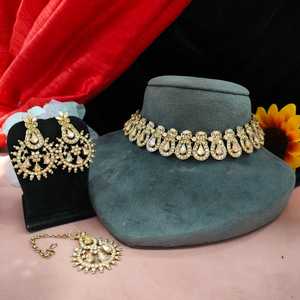 Conjunto de collar Kundan Premium con Maang Tikka Lujoso y sofisticado para bodas y celebraciones festivas - Product Image 1