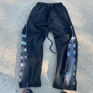 Pantalones cortavientos serigrafiados personalizados al por mayor impermeables de poliéster con cremallera para hombre con servicio OEM - Product Image 6