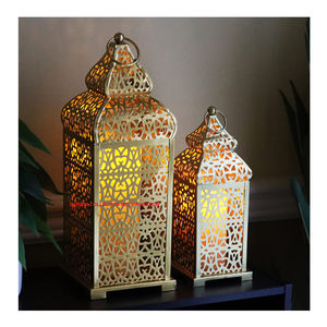 Linterna con acabado en polvo decorado con metal negro marroquí para decoraciones navideñas o de Ramadán - Product Image 3