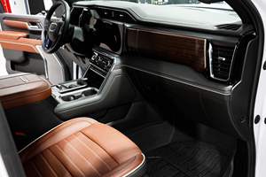 GMC Sierra 3500HD Denali Ultimate Crew Cab 4x4 2024, Motor Duramax Turbodiésel V8, Tracción en las Cuatro Ruedas, Doble Rueda Trasera - Product Image 6