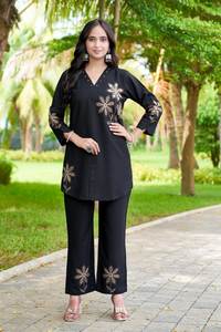 Conjunto de Kurti y Pantalón Elegante Bordado en Negro de Rayón Premium Unity Luxure - Product Image 2