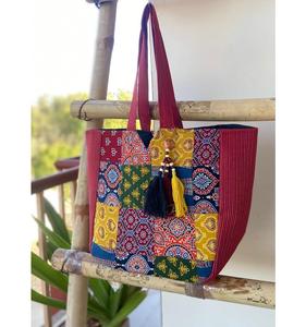 Elegante bolsa de compras de algodón con estampado Ajrakh con bolsillo interior y cierre de cremallera seguro Tamaño de viaje y regalo 13x13x7 pulgadas - Product Image 5