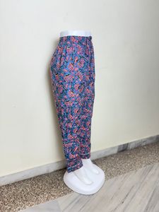 Pantalon de détente en coton doux et respirant avec un imprimé floral vibrant, parfait pour se détendre à la maison avec style. - Product Image 4