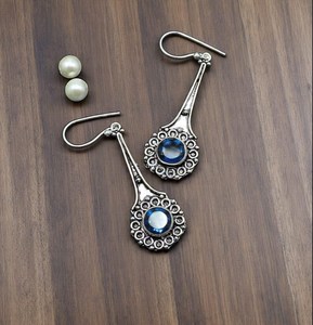 Boucles d'oreilles clous mignonnes en argent sterling plaqué or avec topaze bleue de Londres, bijoux pierre de naissance de décembre, cadeau élégant fait main pour femme - Product Image 6
