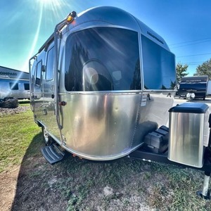 Fournisseur de caravanes d'occasion 2024 Airstream Bambi 16 RB à vendre pour le camping et les voyages - Product Image 1