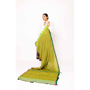 FOLKLORE 109 Envoltura de lana con diseño Green Meadow, accesorio cómodo y elegante - Product Image 1