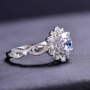 Bague de fiançailles en diamant de laboratoire de forme ronde solitaire 18 carats certifiée IGI pour mariage ou fête bande de bijoux fins Halo - Product Image 2