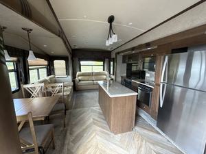 Caravanes de voyage d'occasion 2018 F-o-r-e-s-t R-i-v-e-r C-e-d-a-r C-r-e-e-k S-i-l-v-e-r-b-a-c-k 33IK - Product Image 2