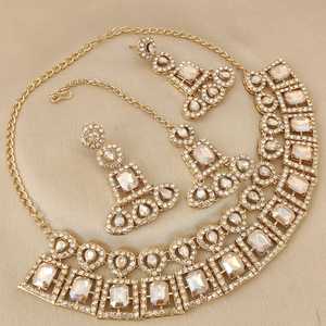 Collar chapado en oro de primera calidad con hermosos pendientes y Maang Tikka para mujer, perfecto para bodas, fiestas - Product Image 3