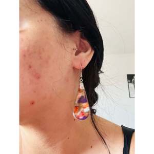 Pendientes Colgantes Hechos a Mano en Navajo con Turquesa Morada de Mohave y Plata de Ley, Forma de Gota de Agua - Product Image 1
