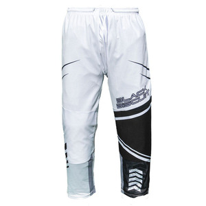 Pantalon de hockey en ligne blanc/noir de couleur personnalisée pantalon de hockey sur glace en maille extensible légère panneaux de genoux entièrement sublimée - Product Image 1