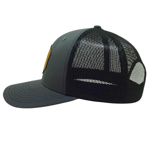 Sombrero de camionero de 6 paneles gris negro al por mayor, parche con logotipo de cuero, personaliza tu propio logotipo en el lado izquierdo, ala plana, hebilla de un solo pecho - Product Image 3