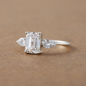 Emerald Cut Lab Grown Diamond Trois Stone Setting Luxueux Platine Bague de fiançailles Style tendance Bague cadeau pour femme IGI - Product Image 6