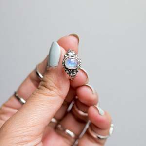 แหวนมูนสโตนประดับอัญมณีธรรมชาติจำนวนมากเครื่องประดับแฟชั่นสไตล์เหล็กที่เป็นเอกลักษณ์สำหรับการหมั้น - Product Image 2