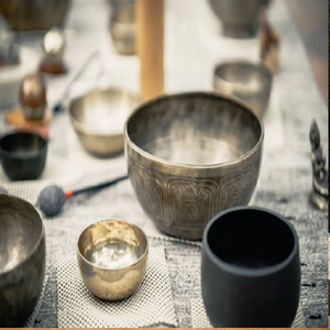 ชุดขันร้องมนต์ทองแบบเรียบง่าย พร้อมฐานรองวงแหวนสีแดงทอง  จำหน่ายในราคาขายส่ง - Product Image 5