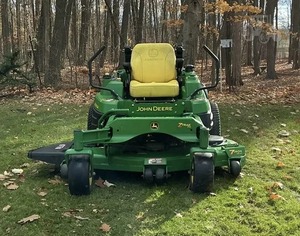 Cortadora de Césped John Deere Zero Turn 26034 con Motor Briggs & Stratton de 12 V, Fácil Mantenimiento - Product Image 1