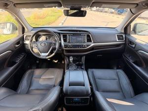 Toyota Highlander SUV 2019 Gris Argenté Phares Halogènes Toit Ouvrant Conduite à Gauche - Product Image 4