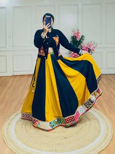 Rehaussez votre style Navratri avec notre Lehenga en rayonne pure unie exquise et notre veste en jean Gamthi finement brodée - Product Image 2