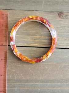 Bracelet rond en résine avec accessoire de fête à paillettes - Product Image 2