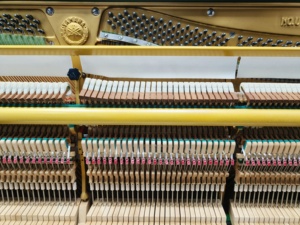 Piano droit d'occasion Yamaha U3E d'origine japonaise, importé, de haute qualité, professionnel, son clair, sensation solide - Product Image 4