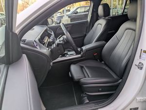 รถยนต์ SUV ครอสโอเวอร์ Mercedes-Benz GLA 250 4MATIC สีขาว ปี 2023 สภาพดีเยี่ยม 221 แรงม้า เครื่องยนต์ 2.0 ลิตร เกียร์อัตโนมัติ 14 สปีด ประหยัดน้ำมัน 32 กม./น้ำมัน  ขาย - Product Image 2