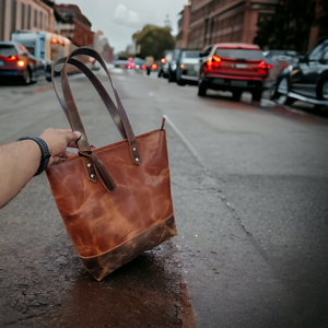 Bolso de mano Artisan Heritage de cuero de grano completo con aspecto clásico y acabado pulido - Product Image 5
