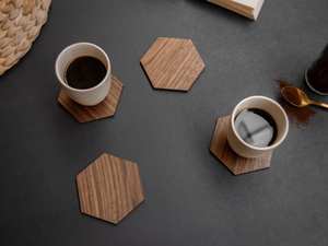 Ensemble de sous-verres hexagonaux classiques fabriqués à la main de qualité supérieure en bois de manguier noyer avec accent en résine Logo personnalisable pour une décoration de table élégante - Product Image 4