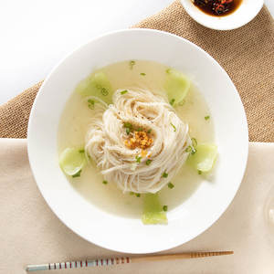 เส้นก๋วยเตี๋ยวแป้งข้าวเหนียวแบบดั้งเดิม อบแห้งแบบธรรมชาติ พรีเมียม ไม่ฟอกขาว 8 ซอง - Product Image 1