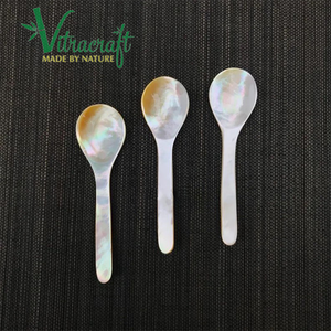 Cuchara de servir de caviar Premium Hecho de concha de nácar amarillo natural Ayuda a disfrutar del sabor completo del caviar Tamaño 8,5 cm - Product Image 1