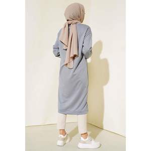 Túnica larga gris con detalle de emblema Ropa de gimnasia - Product Image 2