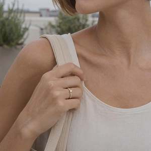 Anillo de Compromiso Jeulia Minimalista con Diamante de Corte Redondo, Chapado en Oro Rosa, Estilo Eternidad - Product Image 6