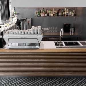 Bancone Professionale per Caffetteria con Pannello in Legno di Noce, Top Nero Opaco e Postazione Attrezzata per Caffè Commerciale - Product Image 1