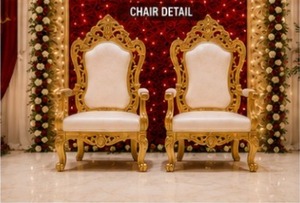 Mandap Clásico del Sur de la India para Bodas, Pilar de Ganesha, Mandap de Madera de Lujo con Tallados en Oro, Cortinas Rojas y Decoración Floral para Bodas - Product Image 6