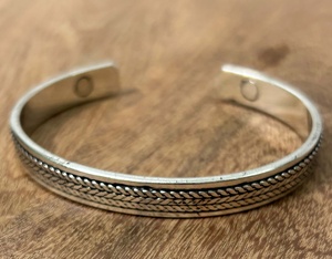 สร้อยข้อมือแม่เหล็กสีเงินคุณภาพสูงนำฟรีของตกแต่งวันหยุดของขวัญกำไลข้อมือเงินมีสไตล์ - Product Image 4