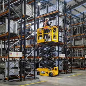 NUEVA LLEGADA PARA JCB S1932E. TIJERAS ELÉCTRICAS MÁQUINA DE ELEVADORES PARA INTERIOR Y EXTERIOR AHORA EN STOCK - Product Image 1