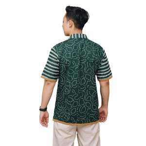 Camisa estampada Heritage de la mejor calidad, estampado Dobby verde profundo con mangas a rayas llamativas y detalles dorados de Indonesia - Product Image 3