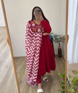 Diseñador Salwar Kameez con bordado Kurta Bottom Dupatta Set Para Boda y ropa festiva - Product Image 1