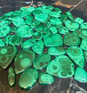 Haute qualité 500 grammes Lot de cabochon de malachite naturelle incroyable pierre précieuse verte en vrac pour la fabrication de bijoux en gros - Product Image 4