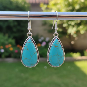 Boucles d'oreilles en turquoise en forme de larme plaquées argent avec des détails complexes - Product Image 3