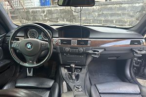 BMW M3 Coupé 2011 d'occasion en bon état, boîte manuelle 6 vitesses, moteur V8, toit en fibre de carbone, moteur remis à neuf en 2020 - Product Image 4