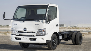 Excellente opportunité d'investissement 2024 HINO 300 3711 SC Châssis Diesel 4.0D Volant à gauche Sièges en tissu Intérieur clair BLANC - Product Image 3