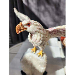 Sculpture d'aigle en vol sur tourmaline rose sur quartz blanc avec bec en jaspe, perçant sur géode de cristal avec base en onyx A - Product Image 5