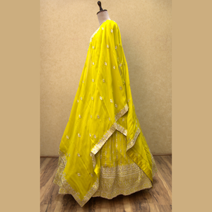Meilleures ventes Lehenga jaune citron de style Bollywood en Georgette douce avec Zari chatoyant et Hand Touch India au prix de gros - Product Image 3