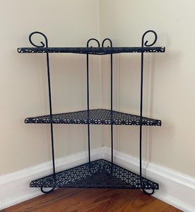 Torre de exhibición vertical minimalista de tres cubos dorados con estantes blancos. Acentos modernos disponibles a precios de mayoreo. - Product Image 3