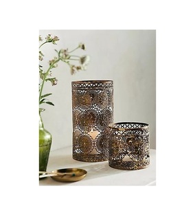 Lanterne décorative en fer classique conçue pour apporter un charme vintage aux espaces de vie et aux jardins extérieurs - Product Image 5