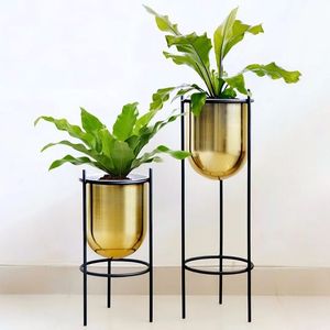 Maceta Decorativa de Metal Dorada Hecha a Mano que Sirve como Soporte Funcional para Plantas y como un Elegante Adorno para Exteriores - Product Image 3