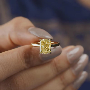 Anillo de compromiso solitario de diamante cultivado en laboratorio amarillo elegante de 3 quilates oro amarillo de 14K VS claridad chapado en rodio de lujo para mujer - Product Image 2