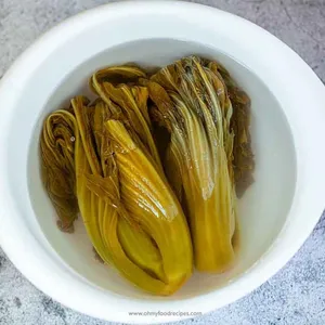 Mostaza agria de sabor asiático, verduras en escabeche, verduras de mostaza vietnamita en escabeche de color amarillo brillante crujiente con un ángulo de aroma suave
