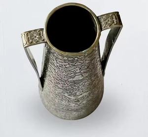 Vase en métal gravé de style vintage avec double poignée pour la décoration élégante de la maison - Product Image 4